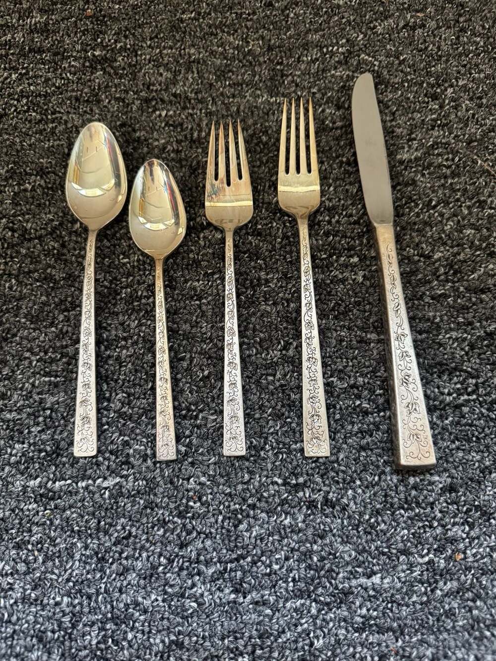 1847 Rogers Bros Silver Lace Pattern 5-Piece Stainless Flatware Set